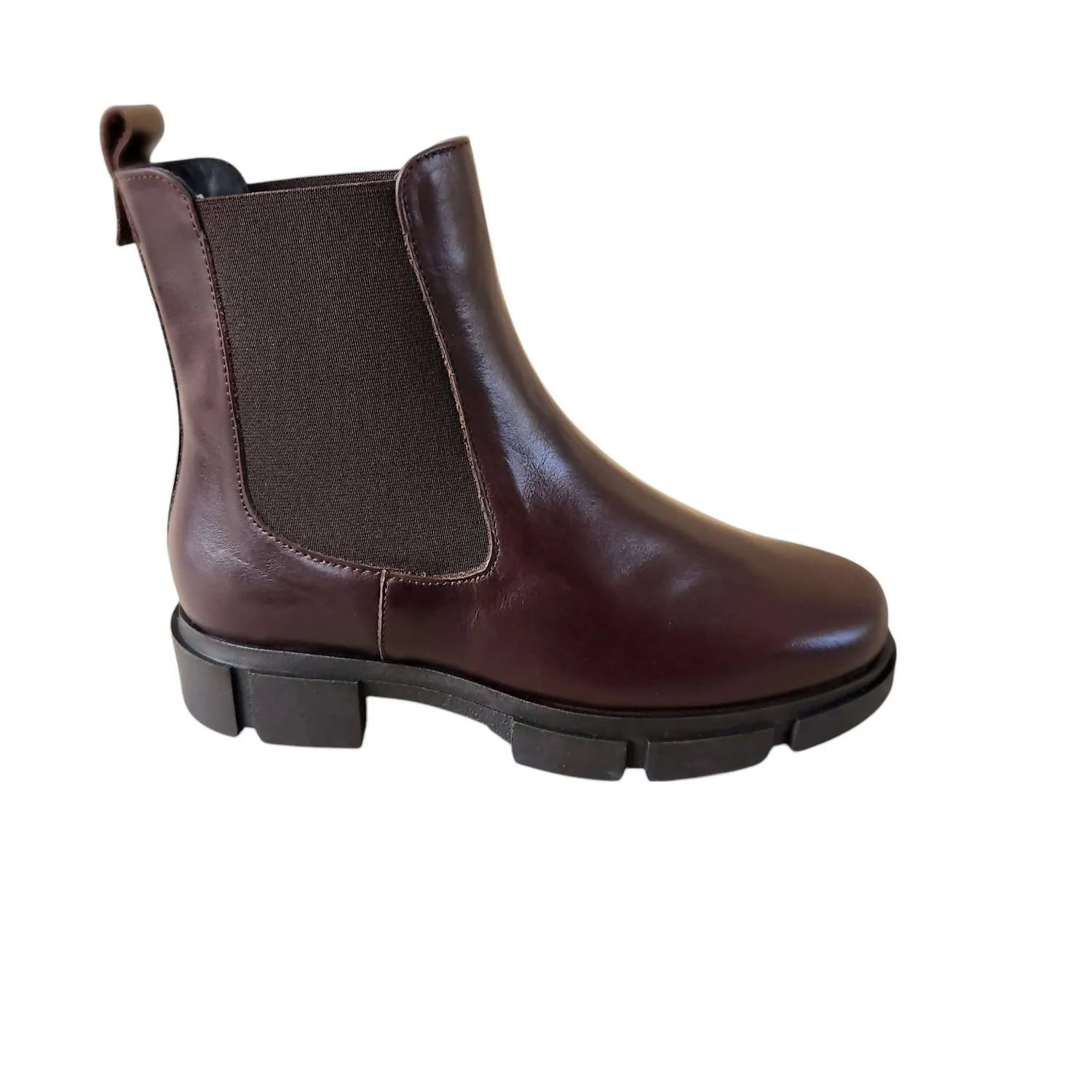 Women's Erika Flat Chelsea Boots In Brown Walking