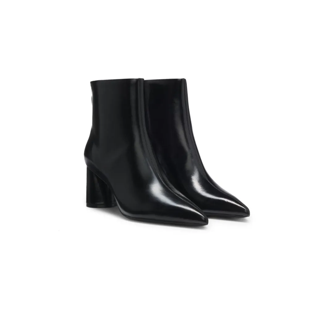 Shock Absorbing Outdoor Trek Ankle boots in leather with embossed logo