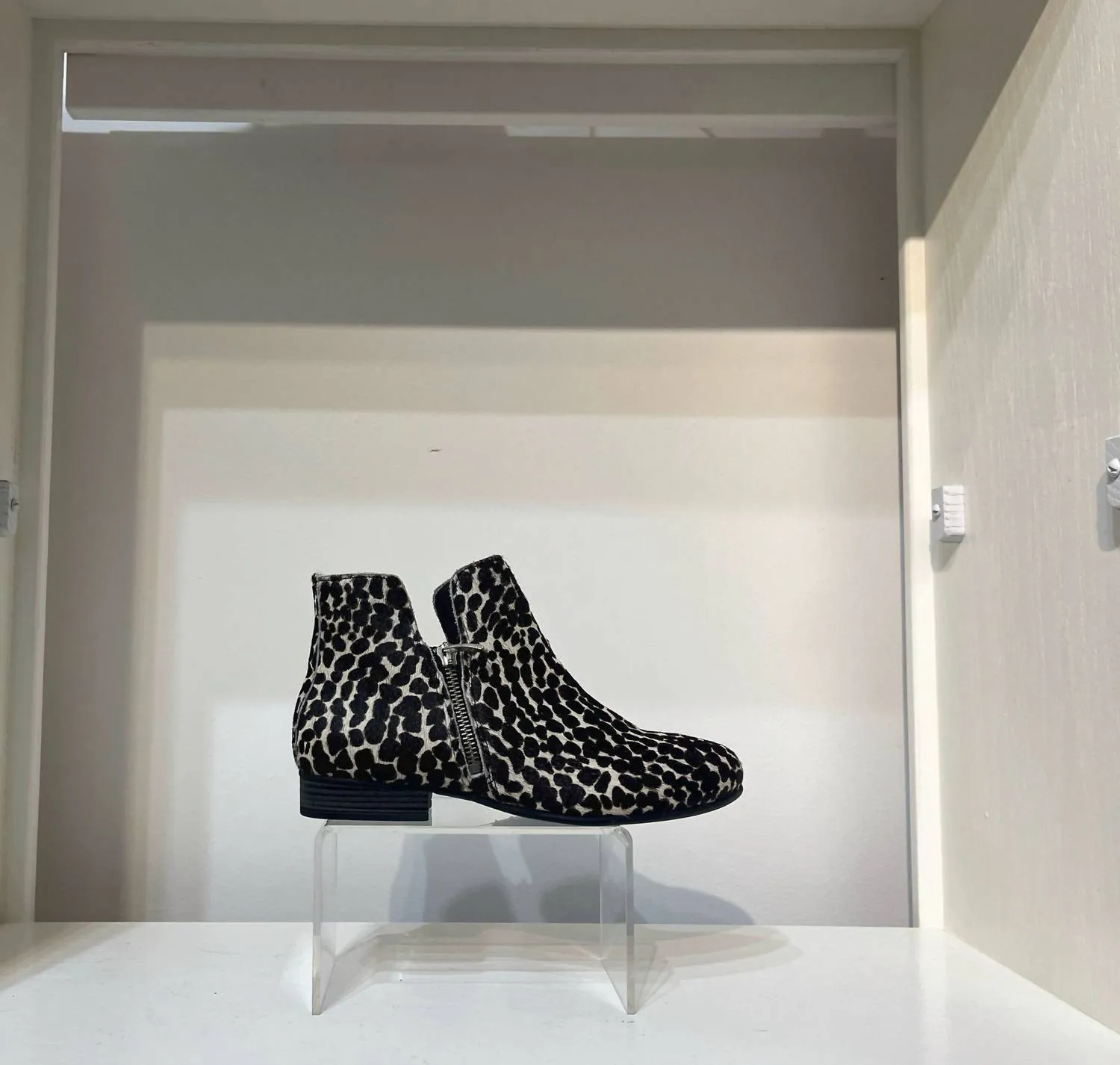 Smooth Entry Women Lynx Bootie In Black/white