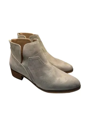 Women Curry Boot In Gold Metallic Quick Drying Stylish Explorer