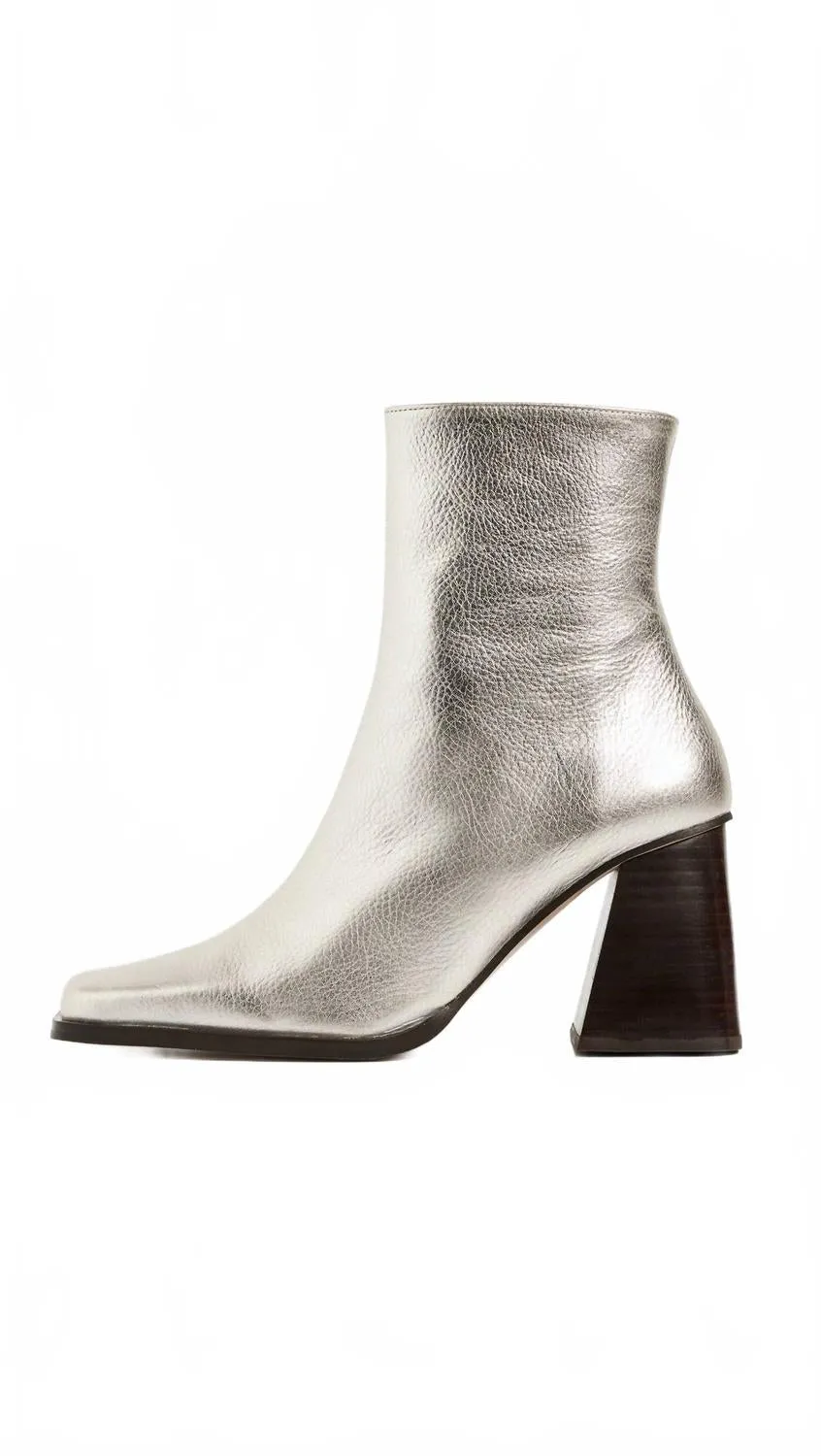 Winter Comfort Women's South Shimmer Ankle Boots In Silver