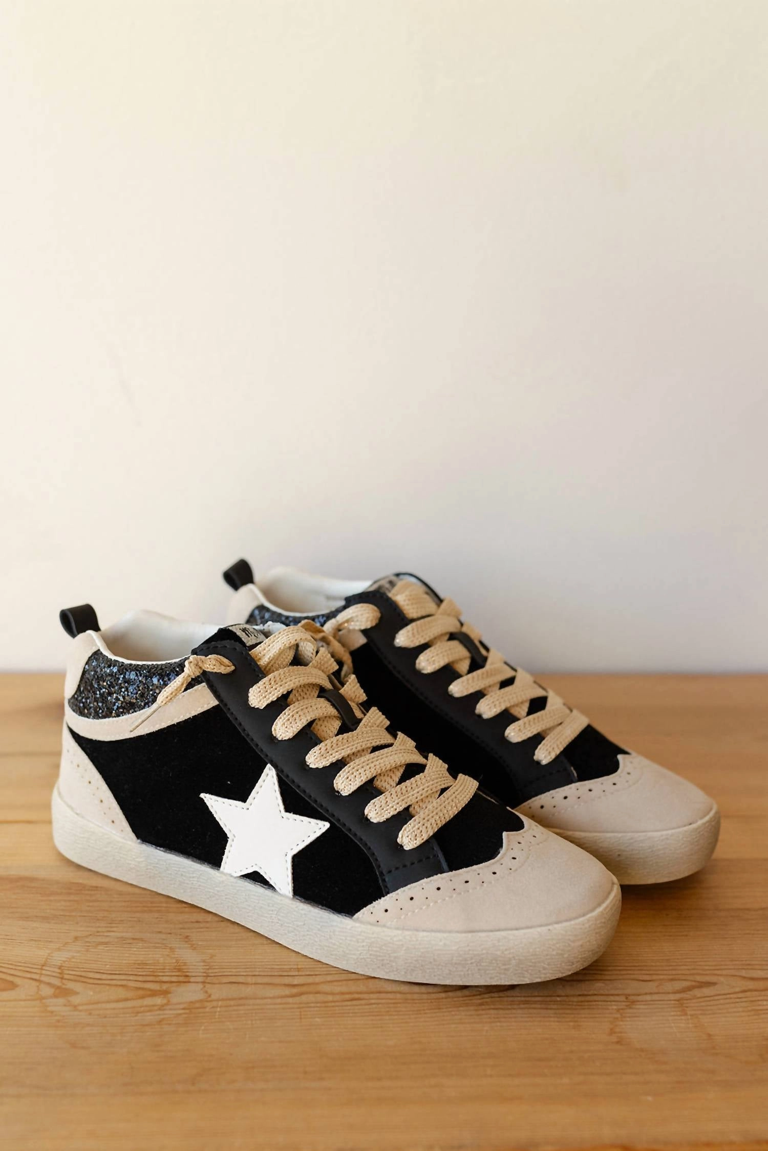 shock - dispersing Road Training Daisy Sneakers In Black/beige