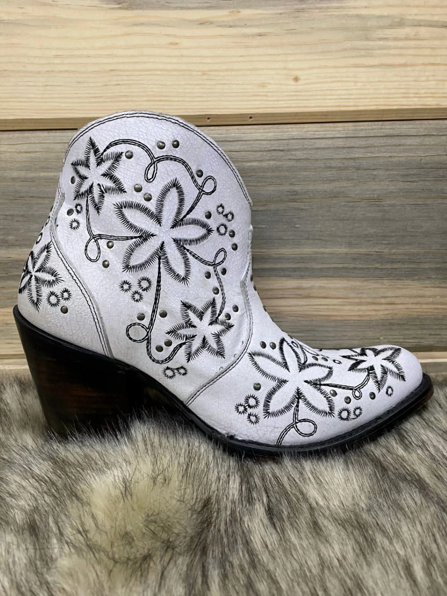 Protective Finish Trail Runner Bootie In White And Black