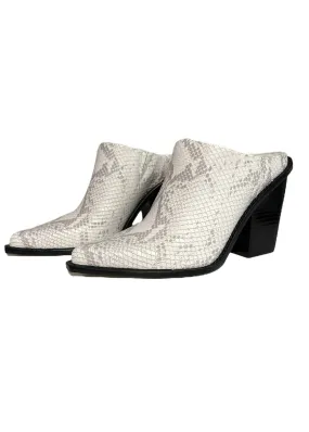 Women's Deena Bootie In White Outdoor Explore