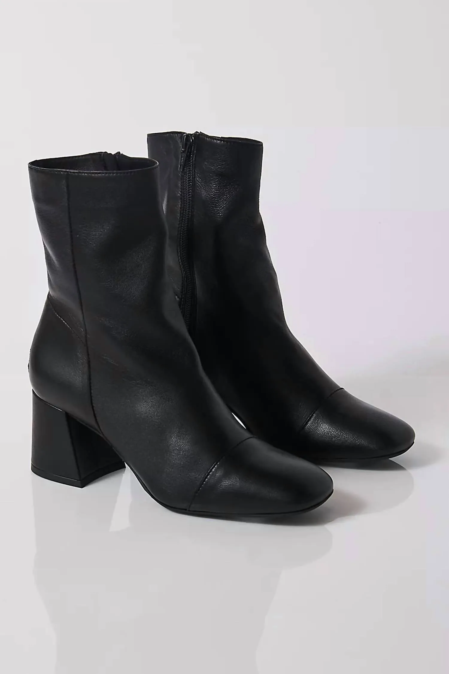 Women's Wisteria Ankle Boots In Black Protective Finish Morning Walk