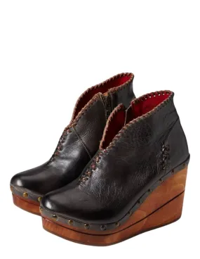 Marina Ankle Boot In Black/teak Rustic Waterproof Rainy Days Footbed