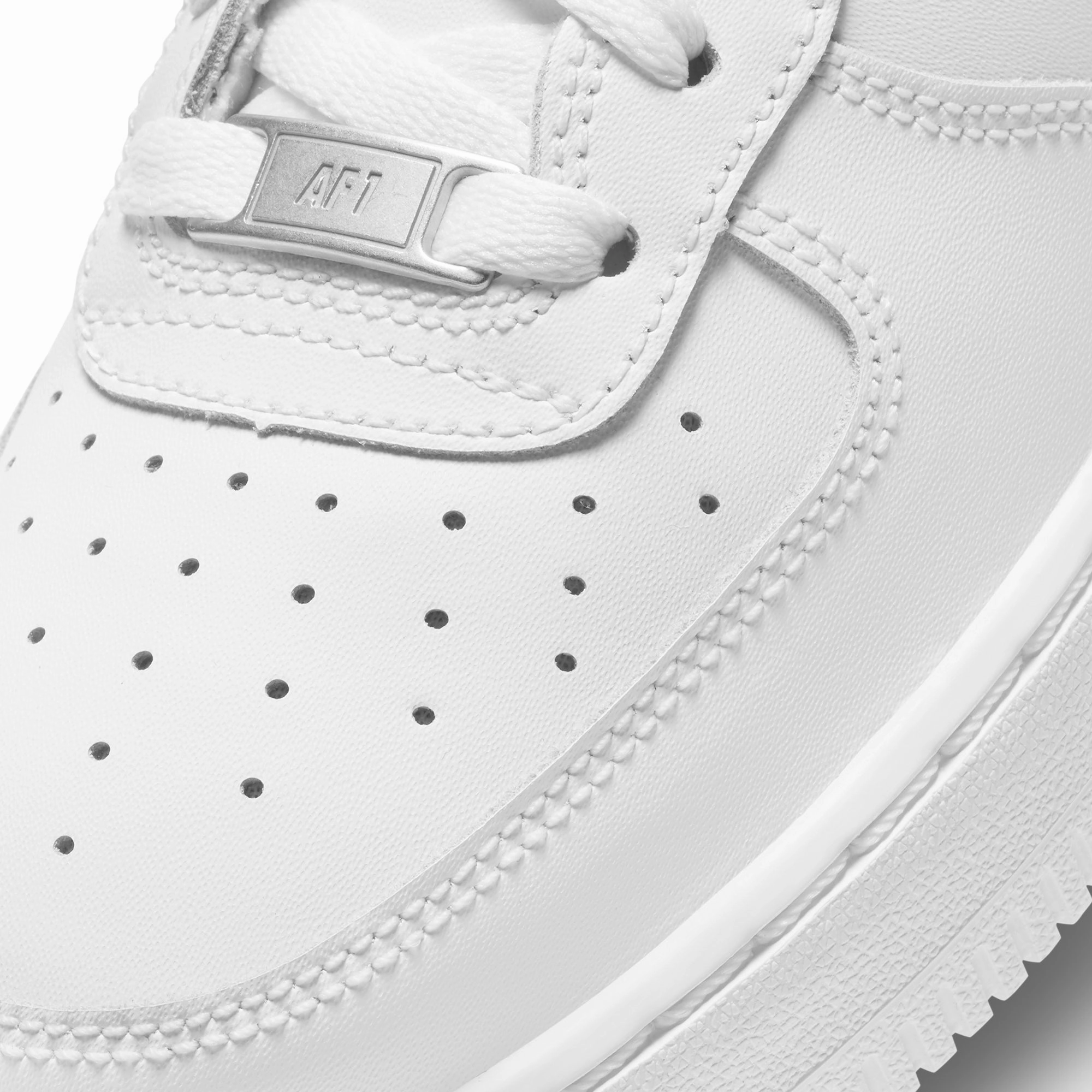 Nike Kids Air Force LE Shoes Ventilated running in a forest shoes