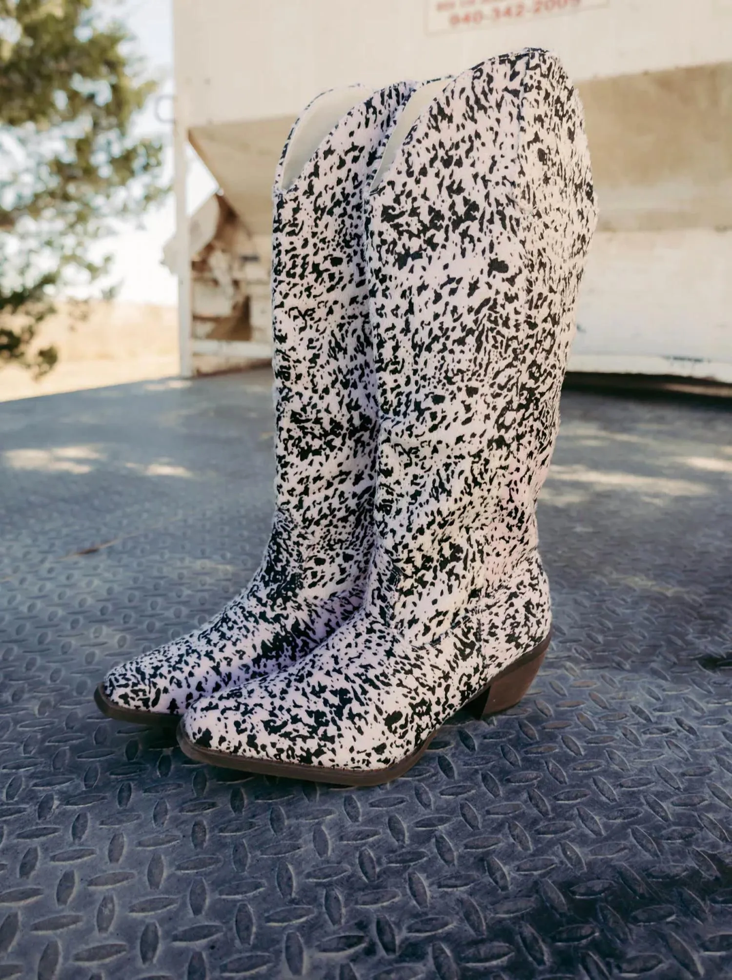 Women's Round 'em Up Boots In Pink/black/cowhide Deep Freeze