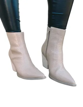 Traction Line Seamless Comfort Trail Runner Sonia Bootie In Beige