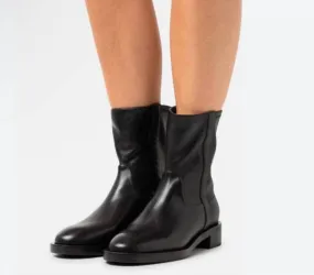 Women's Sadie Leather Boots In Black Sleek Profile