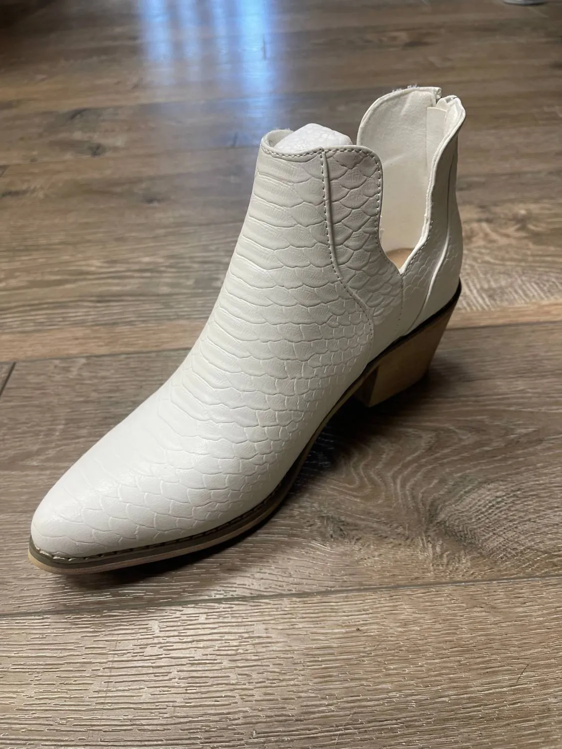 Women's Westin Bootie In White Wide Sole Soft Cushion Collar
