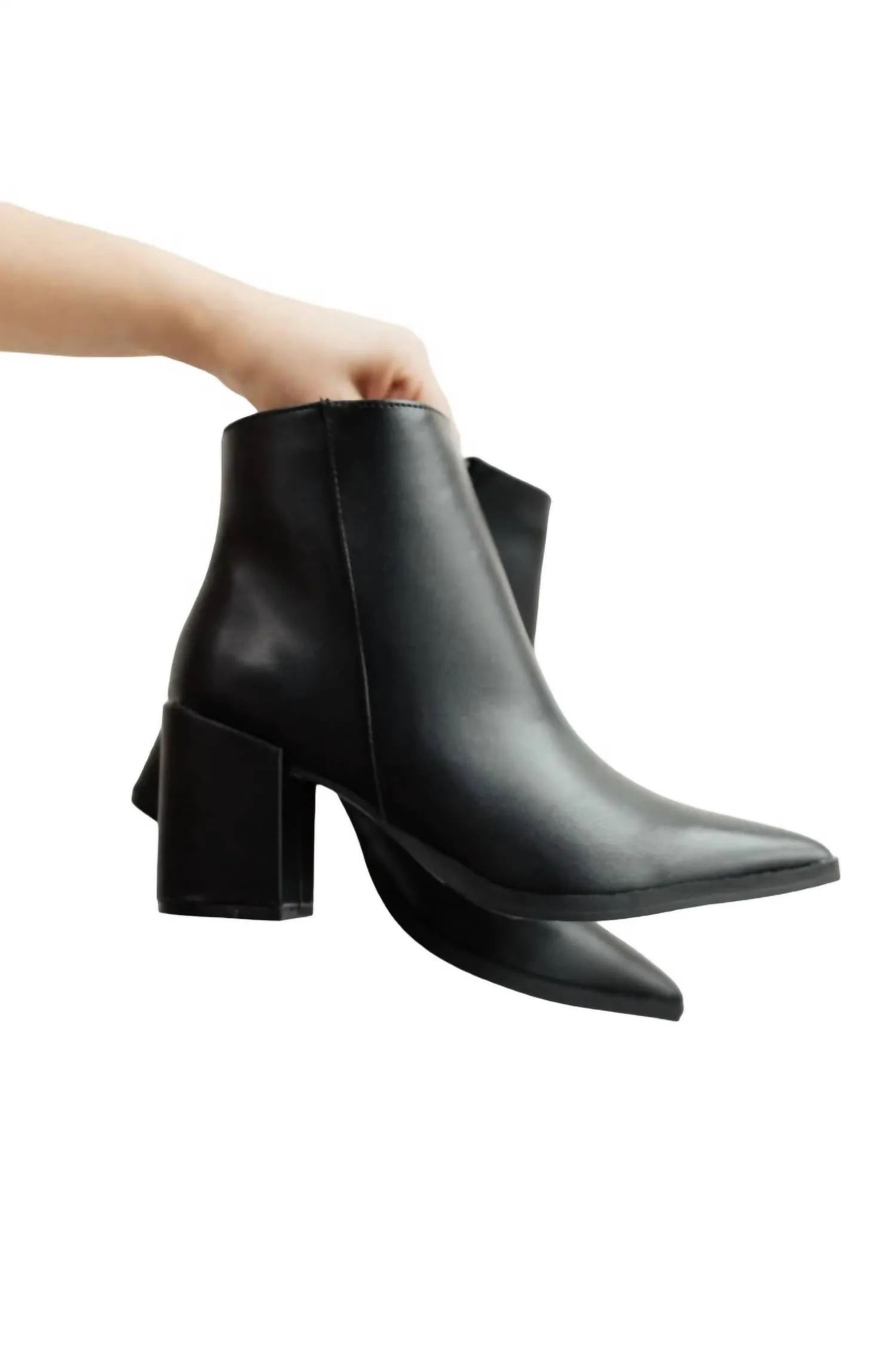 Women's Amari Ankle Boots In Black Zip Up Trail Ready