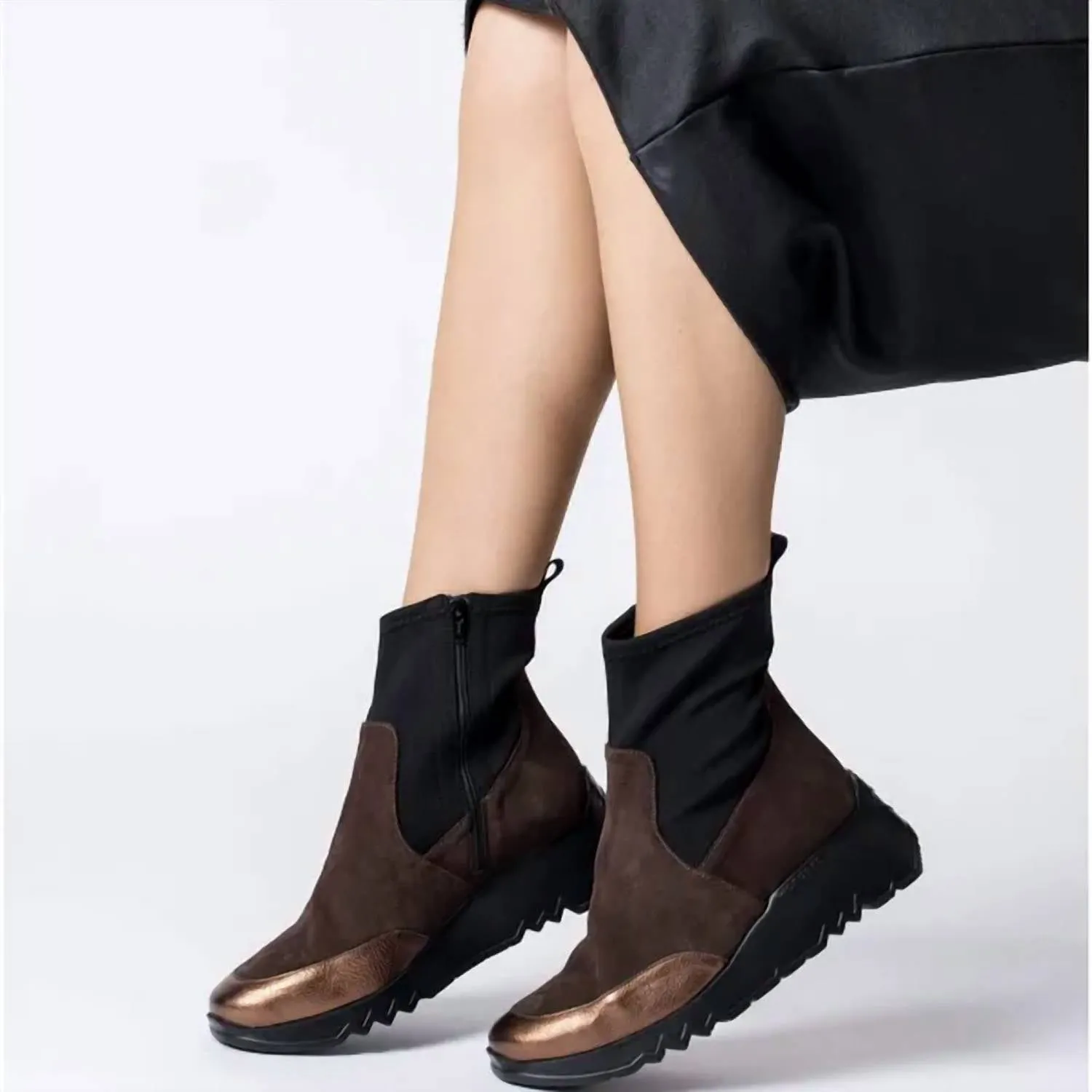 Low Profile Cold Climate Women Singapur Ankle Boots In Brown/gold/black