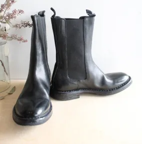 Women Kurni Chelsea Boot In Black Multi Density Midsole Strong Grip