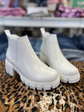 Women's Camden Classic Bootie In White Slip Resistant Outsole