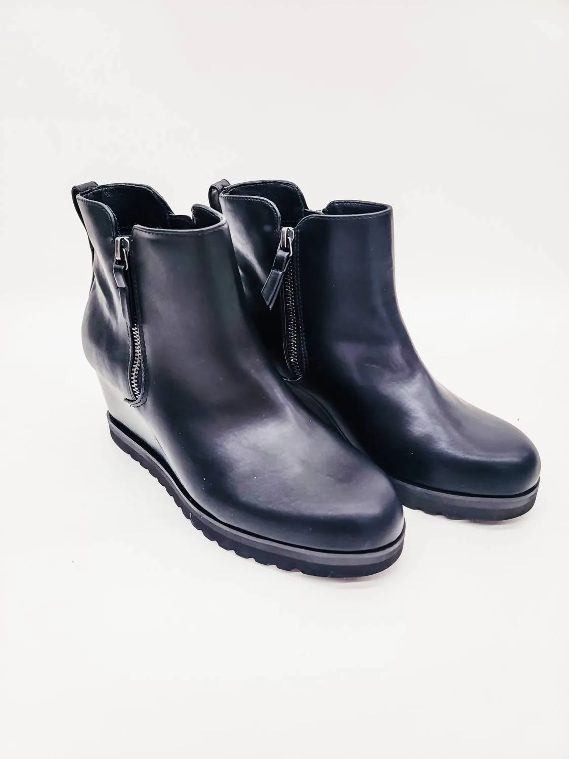 Smooth Soles Wind Resistant Women's Chandy Wedge Boot In Black