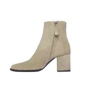 Trail Support Urban Footwear Women's Cyrus Boot In Stone Suede