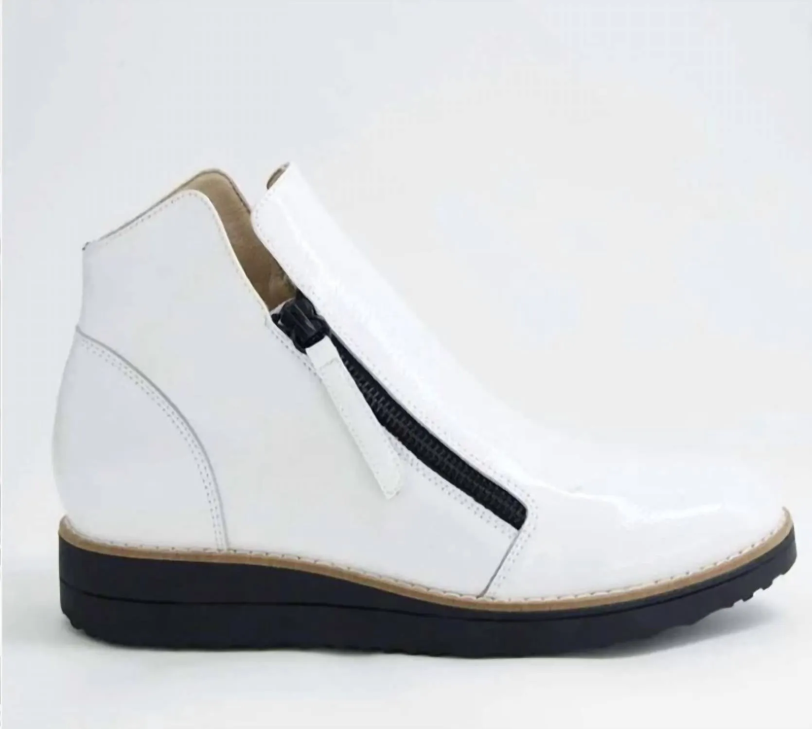 Flat Sole Comfortable Experience Women's Ohmy Patent Leather Ankle Boots In White/black Sole