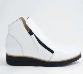 Women's Ohmy Patent Leather Ankle Boots In White/black Sole Reinforced Form Weekend Wanderer